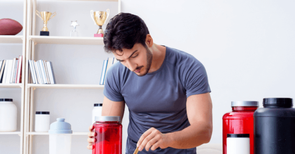 Atleta selecionando Whey protein concentrado para pré treino