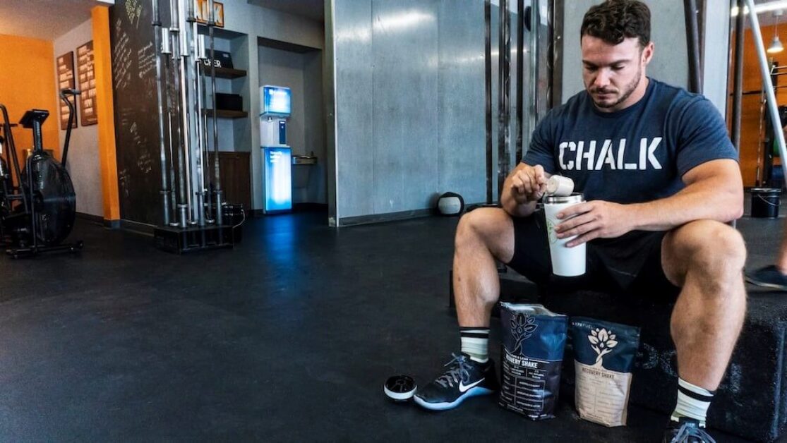 Atleta preparando Whey Protein ou Caseína