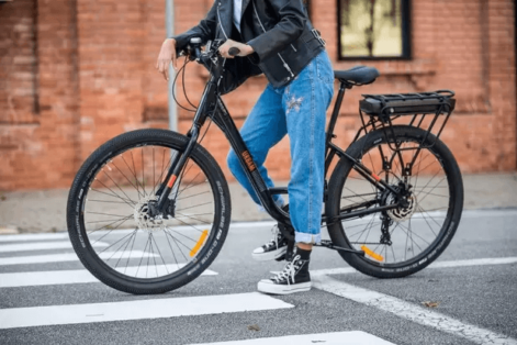 mulher em Bicicleta Elétrica Caloi E-vibe Urbam Aro 27,5 - Motor 350w - 16,5'' - 7 Velocidades - Preto