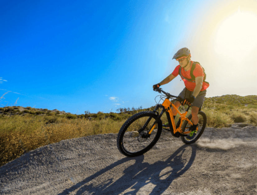 Homem subindo uma montanha em uma bicicleta elétrica de montanha