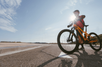 esportista em bicicleta elétrica ao ar livre