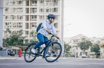 rapaz jovem em uma bicicleta elétrica Caloi urbana