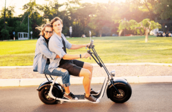 Casal jovem passeando em uma Scooter Elétrica