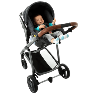 criança em um carrinho de bebê travel system Infanti Epic Lit