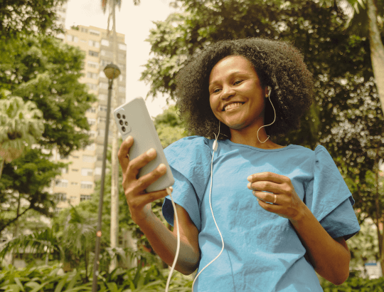 mulher usando fones de ouvido no Xiaomi Redmi Note 9