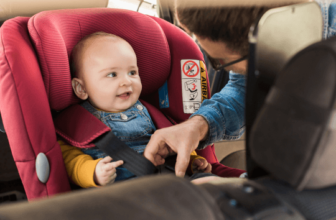 cadeirinha de auto com uma menina sentada