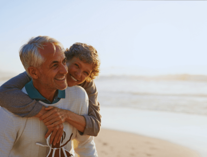 casal de  idosos felizes usando as melhores fraldas geriátricas