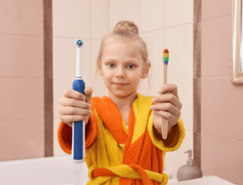 menina segurando uma das melhores escovas de dente elétricas