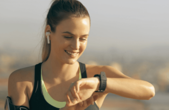 atleta usando uma smart band (1)